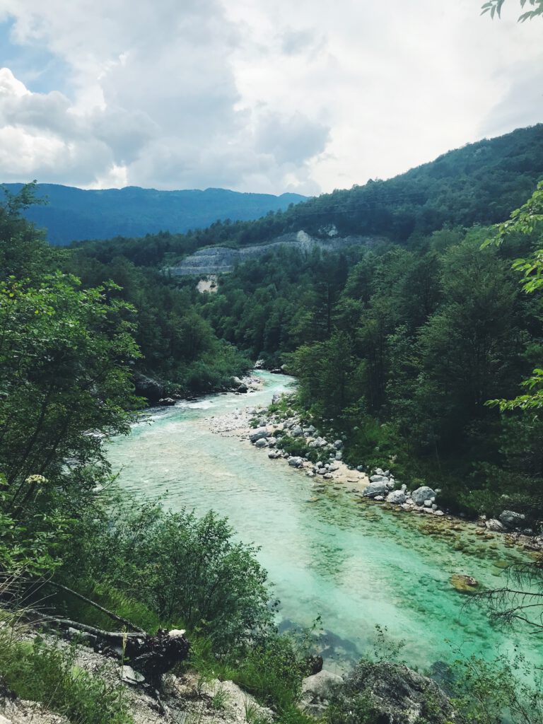 Das Soca-Tal und der Fluss Soca im Triglav Nationalpark im Norden Sloweniens