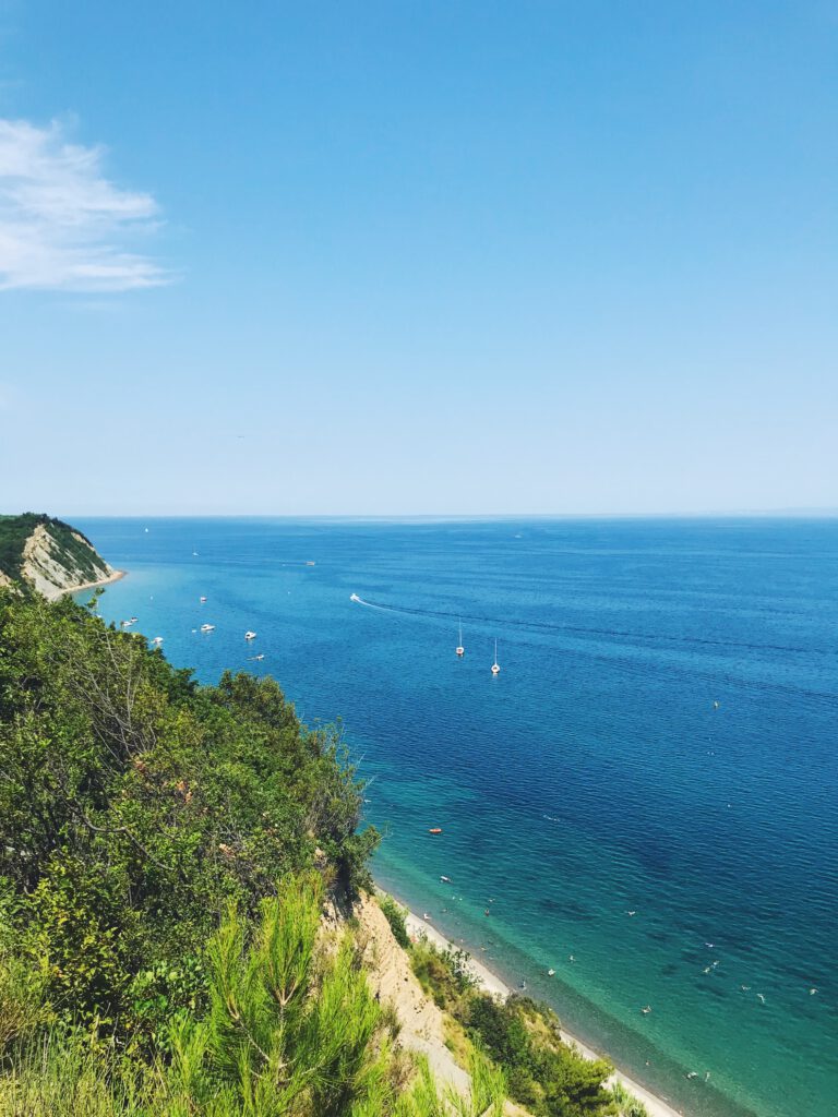 Der Naturstrand Bele Skale an der Küste im Süden Sloweniens