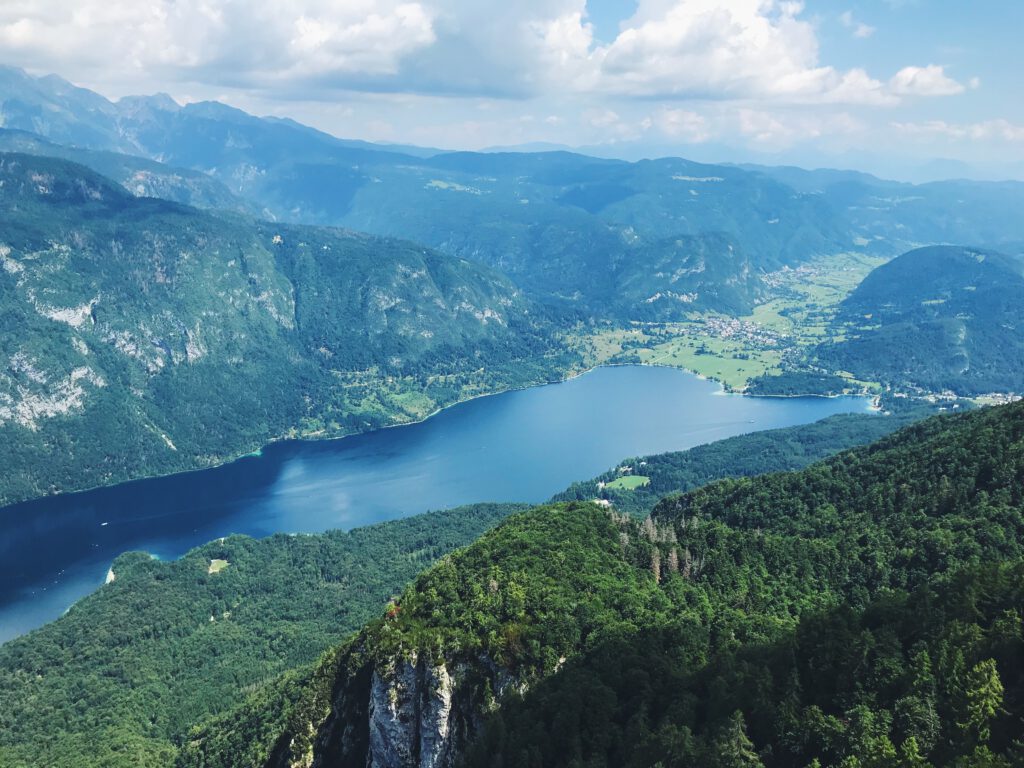 Der See von Bohinj am Rande des Triglav Nationalparks im Norden Sloweniens