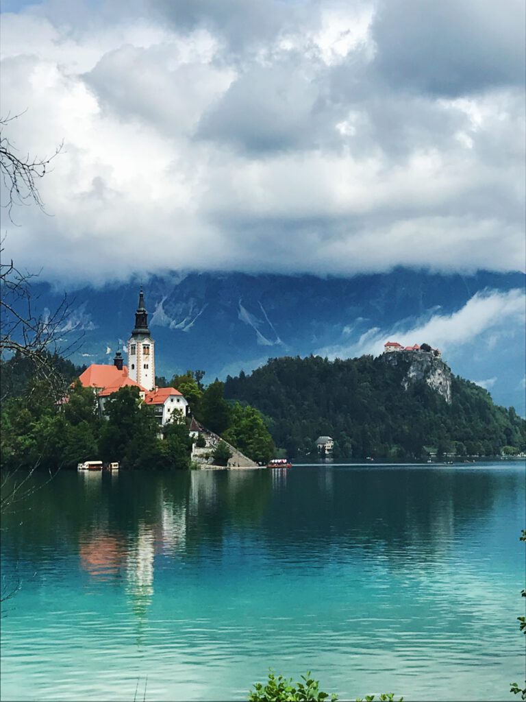 Der Bleder See mit der berühmten Kicrche am Rande des Triglav Nationalparks im Norden Sloweniens